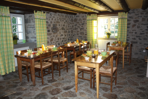 Salle de petit déjeuner dans le gite